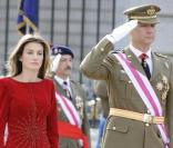 La princesse Letizia d'Espagne et le Prince Felipe d'Espagne lors d'une parade militaire au palais royal à Madrid le 6 janvier 2010