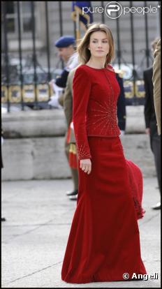 La princesse Letizia d'Espagne et le Prince Felipe d'Espagne lors d'une parade militaire au palais royal à Madrid le 6 janvier 2010