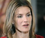 La princesse Letizia d'Espagne et le Prince Felipe d'Espagne lors d'une parade militaire au palais royal à Madrid le 6 janvier 2010