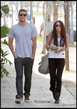 Miley Cyrus et son boyfriend, Liam Hemsworth passent l'après midi à Toluca Lake le 6 janvier 2010