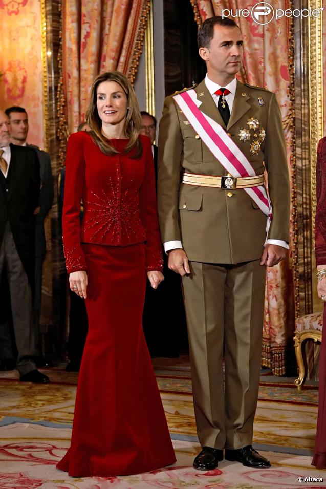 Felipe et Letizia d'Espagne assistent avec le roi Juan Carlos et la reine Sofia à la parade militaire du début d'année le 6 janvier 2010 à Madrid