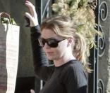 Ellen Pompeo, samedi 2 janvier 2010, à Los Angeles : de retour d'un ravitaillement dans un supermarché, elle affiche toujours sa mine des mauvais jours !