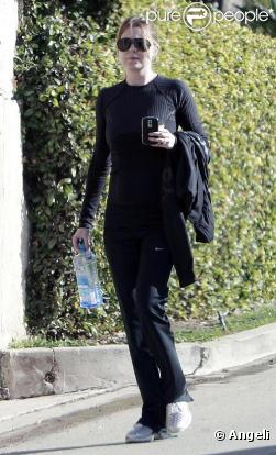Ellen Pompeo, samedi 2 janvier 2010, à Los Angeles : de retour d'un ravitaillement dans un supermarché, elle affiche toujours sa mine des mauvais jours !