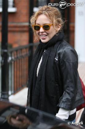 Kylie Minogue et son bel Andres Velencoso à la sortie du domicile de la chanteuse à Londres. Le 12/01/10