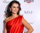 En robe rouge version déesse, Penélope Cruz est divine... Première de Nine à New York 