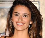 Penélope Cruz et son décolleté ravageur lors de la première de Nine<br />