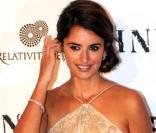 Penélope Cruz, cheveux relevés et robe dorée, une très belle actrice sur tapis rouge<br />