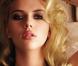 Regardez Scarlett Johansson divine et venimeuse... exhiber un décolleté d'anthologie !