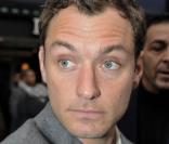 Le séduisant Jude Law, lors de son arrivée dans la capitale française à l'occasion de la promotion de  Sherlock Holmes , à Paris, le 15 janvier 2010.
