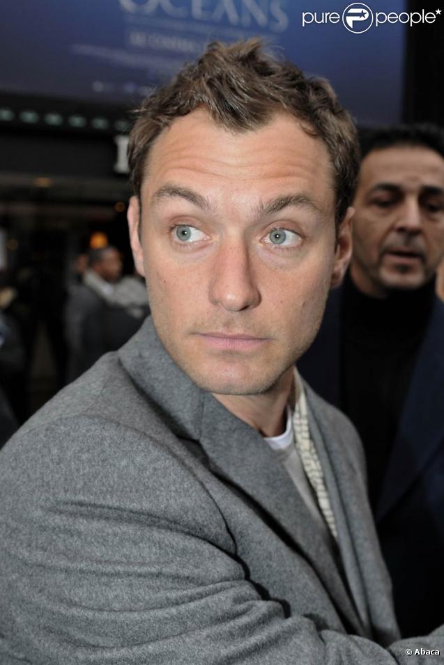 Le séduisant Jude Law, lors de son arrivée dans la capitale française à l'occasion de la promotion de  Sherlock Holmes , à Paris, le 15 janvier 2010.