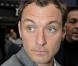 Le séduisant Jude Law, lors de son arrivée dans la capitale française à l'occasion de la promotion de  Sherlock Holmes , à Paris, le 15 janvier 2010.