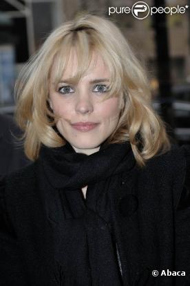 La ravissante Rachel McAdams, lors de son arrivée dans la capitale française à l'occasion de la promotion de  Sherlock Holmes , à Paris, le 15 janvier 2010.