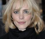 La ravissante Rachel McAdams, lors de son arrivée dans la capitale française à l'occasion de la promotion de  Sherlock Holmes , à Paris, le 15 janvier 2010.