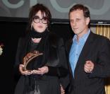 Aux prix Lumières le 15 janvier Isabelle Adjani, accompagnée de Charles Berling obtient le prix de la meilleure actrice de l'année 2009 pour son rôle dans  La Journée de la Jupe  