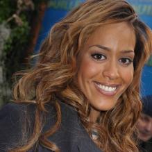 Amel Bent plus pétillante que jamais lors de l'avant-première de La Princesse et La Grenouille au Grand Rex à Paris le 17 janvier 2010. Marinière et boyfriend jean... une vraie it-girl !<br />