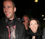 Dannii Minogue et son amoureux Kris arrivant à l'aéroport de Londres le 18/01/10