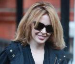 Kylie Minogue à Londres allant checher sa soeur Dannii à l'aéroport  