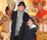 Alexandre Brasseur et un adorable bambin lors du spectacle du Roi Lion au théâtre Mogador le 20 janvier 2010