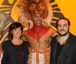 François-Xavier Demaison et sa future femme Emmanuelle lors du spectacle du Roi Lion au théâtre Mogador le 20 janvier 2010