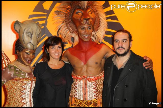 François-Xavier Demaison et sa future femme Emmanuelle lors du spectacle du Roi Lion au théâtre Mogador le 20 janvier 2010
