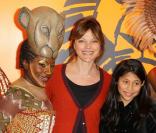 Alexandra Kazan et sa fille Martha lors du spectacle du Roi Lion au théâtre Mogador le 20 janvier 2010