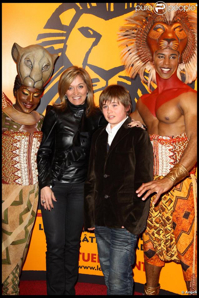 Valérie Douillet et son fils lors du spectacle du Roi Lion au théâtre Mogador le 20 janvier 2010
