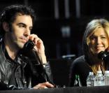 Jennifer Aniston et Sacha Baron Cohen lors du Téléthon pour Haïti à Los Angeles le 22 janvier 2010.