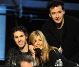 Jennifer Aniston, Sacha Baron Cohen et John Cusack lors du Téléthon pour Haïti à Los Angeles le 22 janvier 2010.