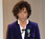 Mika reçoit l'insigne de chevalier dans l'ordre des Arts et des Lettres des mains de Frédéric Mitterrand, à Cannes, le 24 janvier 2010 !