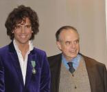 Mika reçoit l'insigne de chevalier dans l'ordre des Arts et des Lettres des mains de Frédéric Mitterrand, à Cannes, le 24 janvier 2010 !