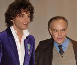 Mika reçoit l'insigne de chevalier dans l'ordre des Arts et des Lettres des mains de Frédéric Mitterrand, à Cannes, le 24 janvier 2010 !