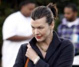 Milla Jovovich et sa petite fille Ever à Beverly Hills, le 23 janvier 2010