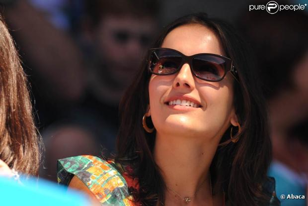 La ravissante Camilla Belle encourage son chéri Fernando Verdasco lors de son huitième de finale à l'Open d'Australie, à Melbourne, le 25 janvier 2010.