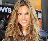 Alessandra Ambrosio, quatrième au classement des filles qui feraient la meilleure petite amie....