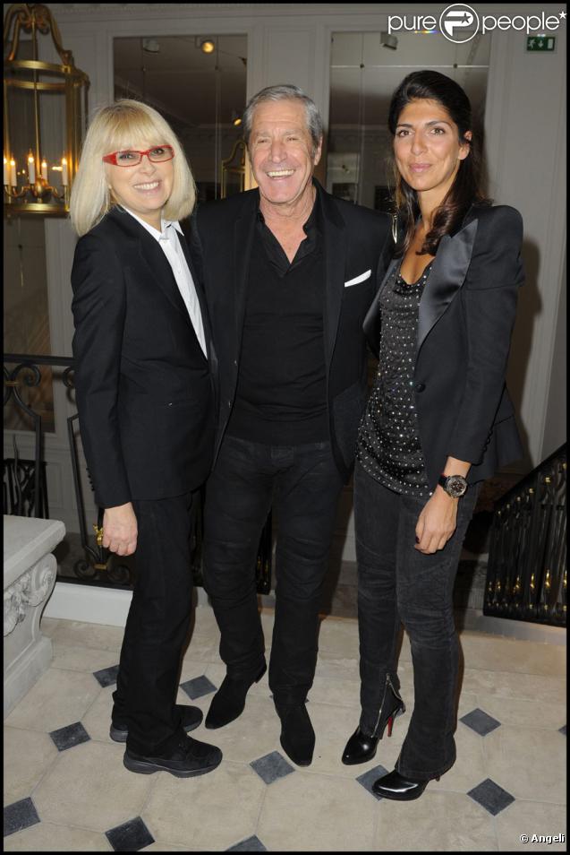 Jean-Claude Darmon entouré par sa compagne Hoda Roche et Mireille Darc lors de l'inauguration de la nouvelle boutique Balmain, rue François 1er à Paris, le 25 janvier 2010