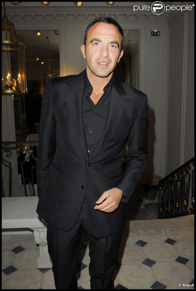 Nikos Aliagas lors de l'inauguration de la nouvelle boutique Balmain, rue François 1er à Paris, le 25 janvier 2010