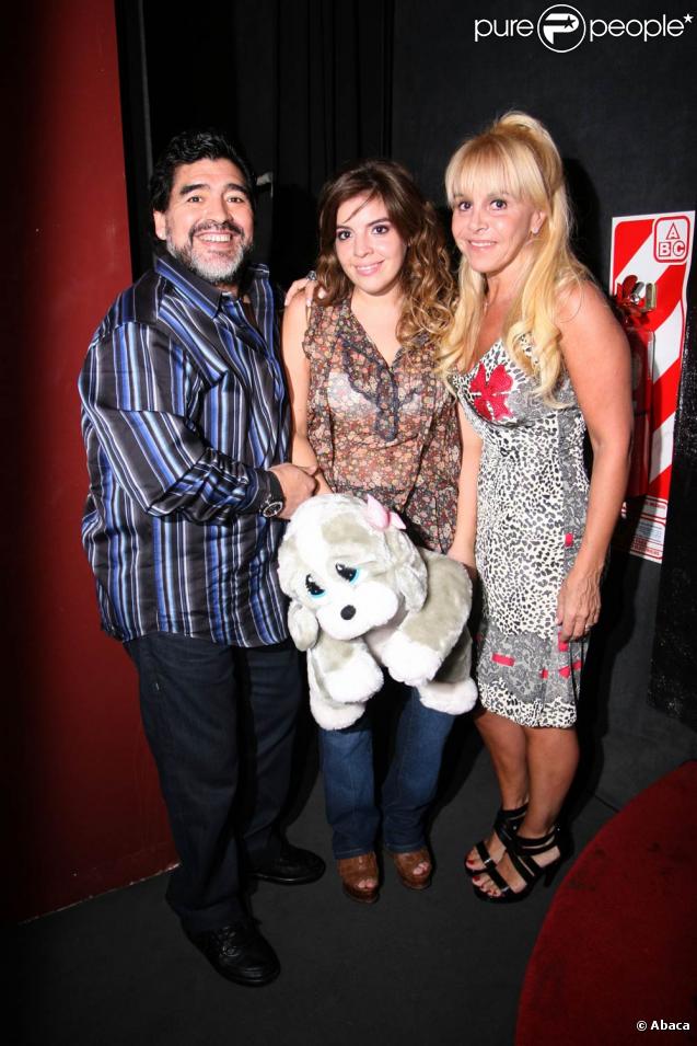 Diego Maradona et son ex-femme Claudia sont venus soutenir leur fille cadette Dalma, à l'occasion de ses débuts au théâtre dans Fuego entre Mujeres, à Buenos Aires, en Argentine, le 25 janvier 2010.
