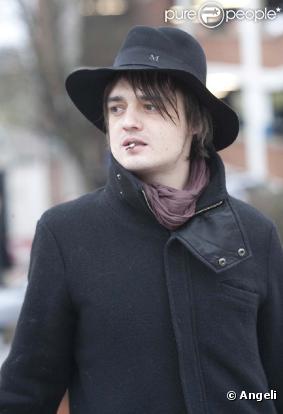 Pete Doherty sortant du tribunal de Gloucester, le 27 janvier 2010 !