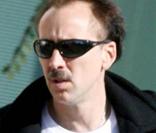 C'est vrai que sans ses implants capillaire il prend tout de suite 10 ans de plus... Et sa moustache n'arrange vraiment rien ! 