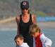 Victoria Beckham joue avec ses trois fils, Cruz, Romeo et Brooklyn sur la plage de Malibu le 31 janvier 2010