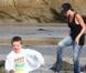 Victoria Beckham joue avec ses trois fils, Cruz, Romeo et Brooklyn sur la plage de Malibu le 31 janvier 2010