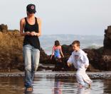 Victoria Beckham joue avec ses trois fils, Cruz, Romeo et Brooklyn sur la plage de Malibu le 31 janvier 2010