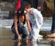 Victoria Beckham joue avec ses trois fils, Cruz, Romeo et Brooklyn sur la plage de Malibu le 31 janvier 2010