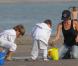 Victoria Beckham joue avec ses trois fils, Cruz, Romeo et Brooklyn sur la plage de Malibu le 31 janvier 2010