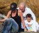 Victoria Beckham joue avec ses trois fils, Cruz, Romeo et Brooklyn sur la plage de Malibu le 31 janvier 2010