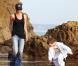 Victoria Beckham joue avec ses trois fils, Cruz, Romeo et Brooklyn sur la plage de Malibu le 31 janvier 2010