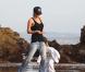 Victoria Beckham joue avec ses trois fils, Cruz, Romeo et Brooklyn sur la plage de Malibu le 31 janvier 2010