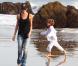 Victoria Beckham joue avec ses trois fils, Cruz, Romeo et Brooklyn sur la plage de Malibu le 31 janvier 2010