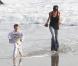 Victoria Beckham joue avec ses trois fils, Cruz, Romeo et Brooklyn sur la plage de Malibu le 31 janvier 2010
