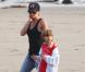 Victoria Beckham s'offre un moment de détente à la plage de Malibu avec ses fils Romeo, Cruz et Brooklyn le 31 janvier 2010